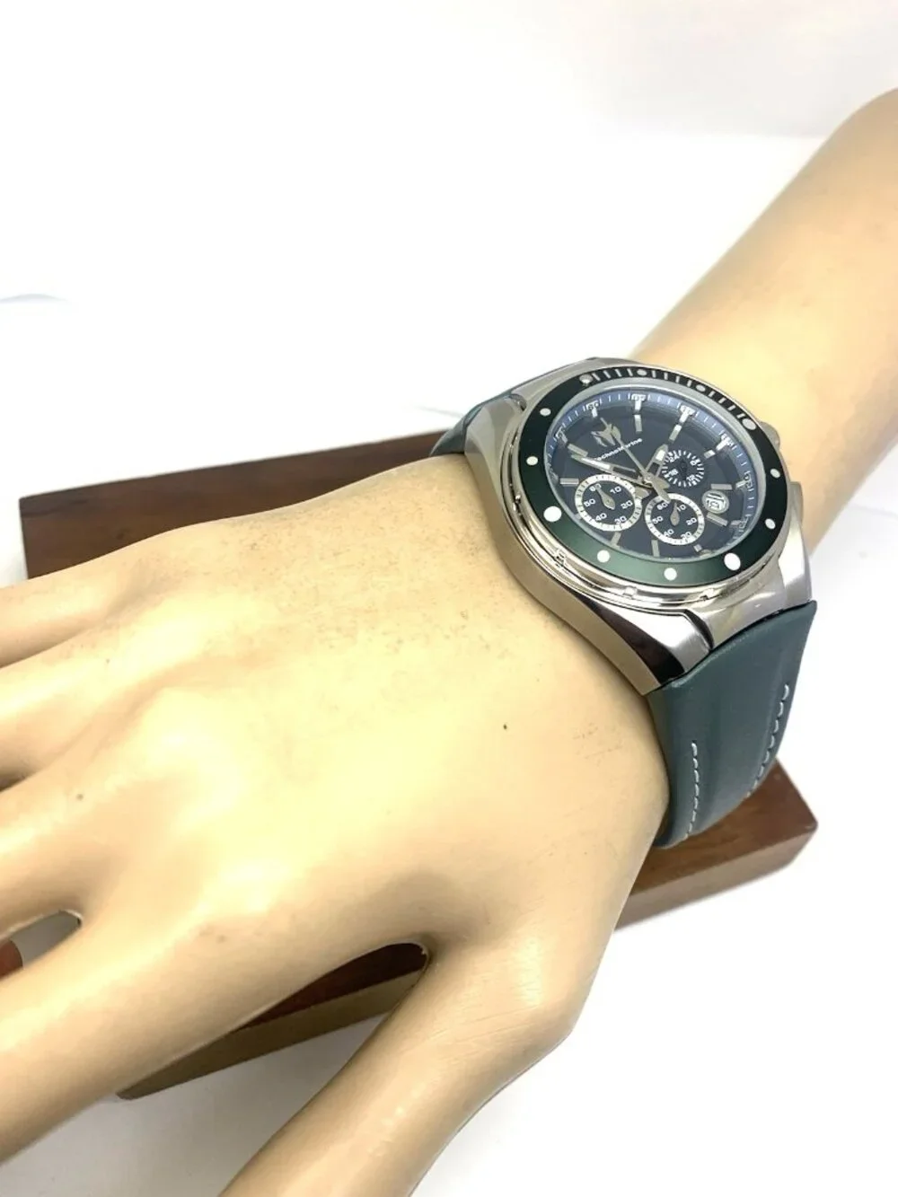 Technomarine Women's Watch TM-215036 Manta Ray Quartz Gray Leather Strap 40mm